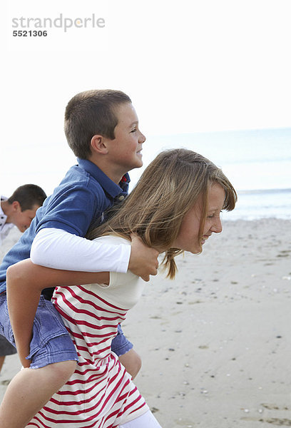 Zusammenhalt  Strand  spielen