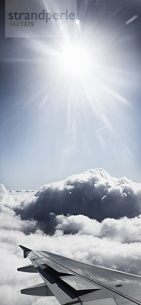 Flugzeug  fliegen  fliegt  fliegend  Flug  Flüge  Wolke  über