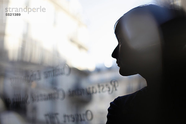 Silhouette der Frau im Fenster reflektiert