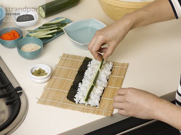 Frau  Sushi  Vorbereitung  Tisch