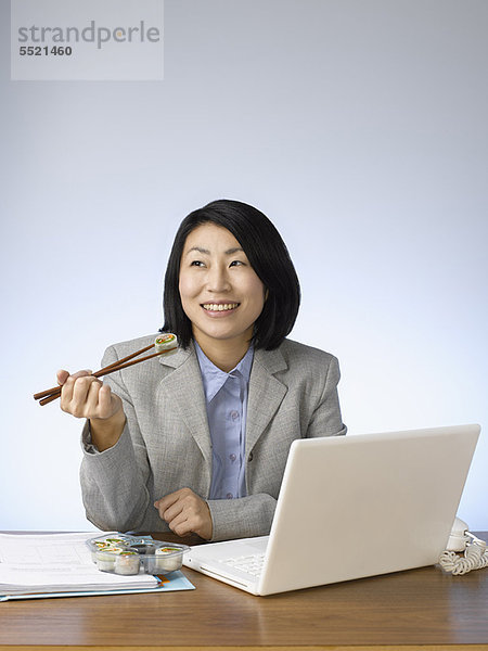 Geschäftsfrau  Schreibtisch  arbeiten  essen  essend  isst