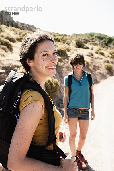 Frauen beim gemeinsamen Wandern am Berg