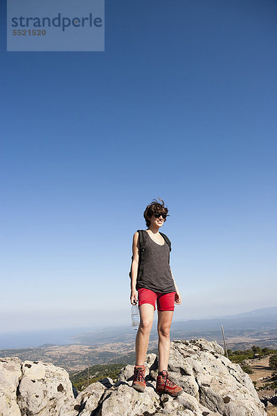 Wanderer auf Felsen am Berg stehend