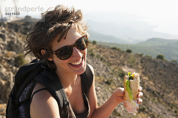 Wanderer essen Sandwich am Berg