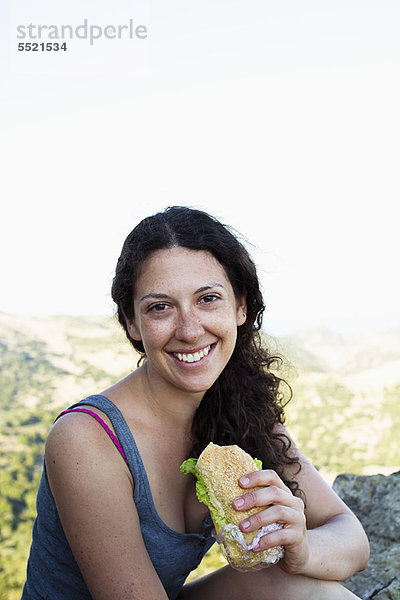 Wanderer essen Sandwich am Berg