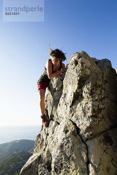 Wanderer beim Klettern am Berg