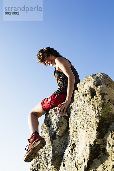 Auf Felsen ruhender Wanderer