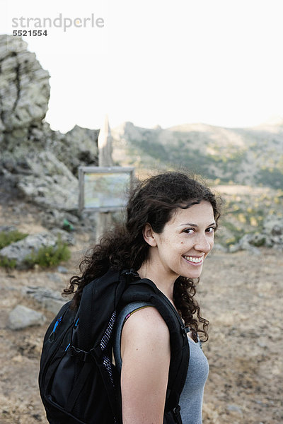 Lächelnde Frau beim Wandern auf dem Weg