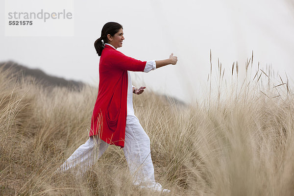 Frau  Strand  üben  Yoga