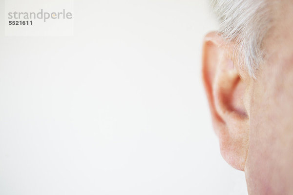 Nahaufnahme des Ohres einer älteren Person