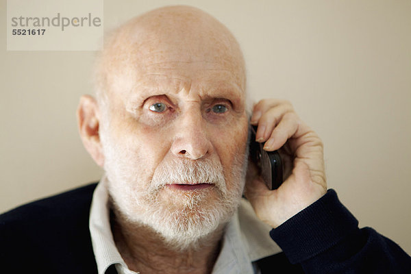 Älterer Mann spricht am Handy