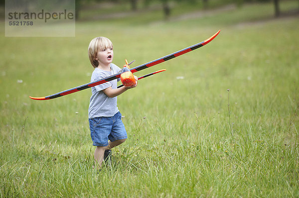 Flugzeug  Außenaufnahme  Junge - Person  Spielzeug  freie Natur  spielen