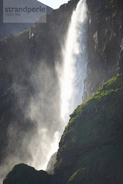 Felsbrocken  Wand  über  Wasserfall  steil