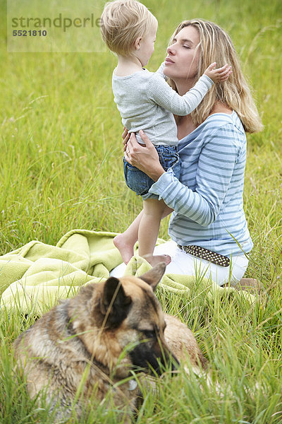 sitzend  Sohn  Hund  Gras  Mutter - Mensch