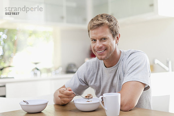 Mann  Küche  essen  essend  isst  Frühstück