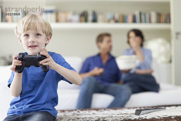 Junge spielt Videospiele im Wohnzimmer