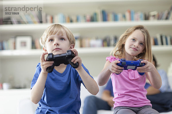 Kinder spielen zusammen Videospiele
