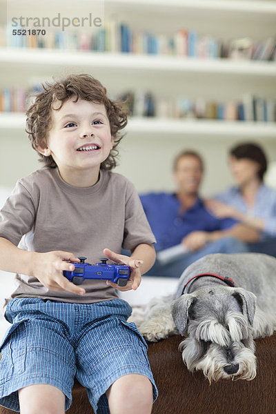 Junge spielt Videospiele im Wohnzimmer