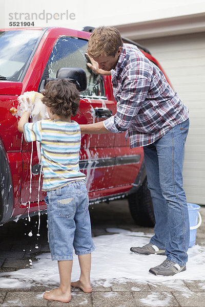 Vater und Sohn waschen gemeinsam Auto