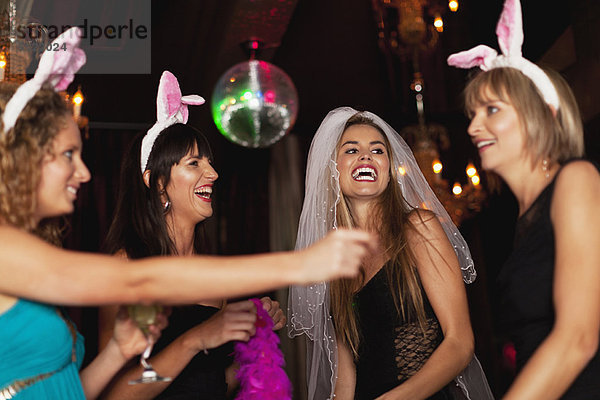 Frauen mit Junggesellenabschied in der Bar