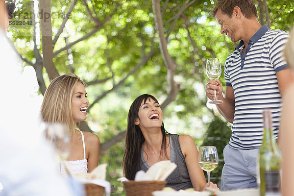 Außenaufnahme  Freundschaft  Wein  Tisch  freie Natur