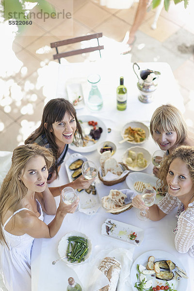 Frauen beim Essen am Tisch im Freien
