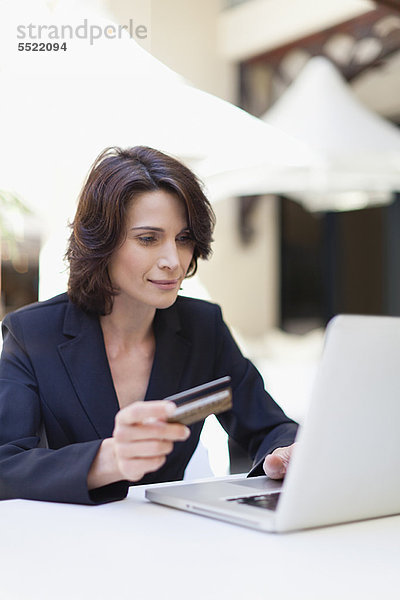 Geschäftsfrau beim Online-Shopping im Freien