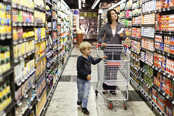 Frau Lebensmitteleinkauf mit Sohn
