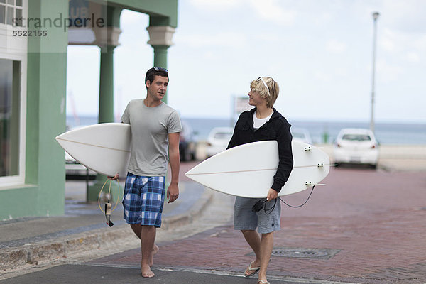 Teenager Jungen mit Surfbrettern