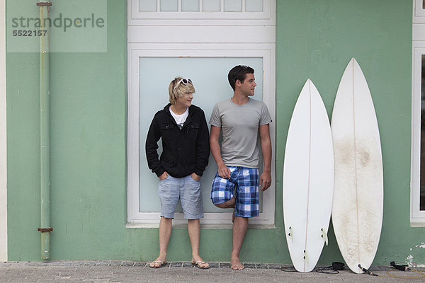 stehend  Jugendlicher  Junge - Person  Surfboard