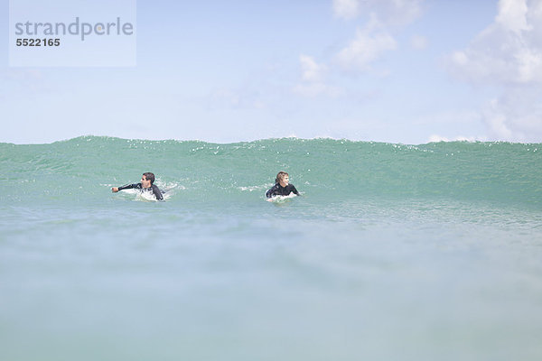 Jugendlicher  Junge - Person  Surfboard  paddeln