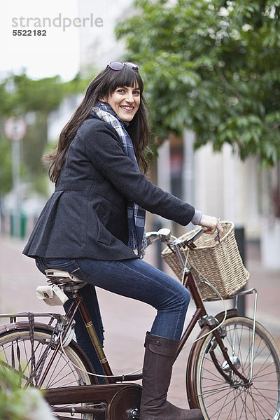 Frau  lächeln  fahren  Großstadt  Fahrrad  Rad