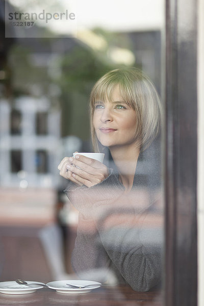 Frau bei einer Tasse Kaffee im Cafe