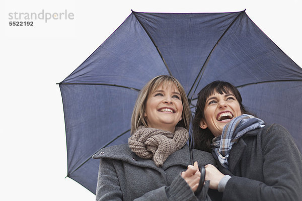 Frau  lächeln  Regenschirm  Schirm  unterhalb