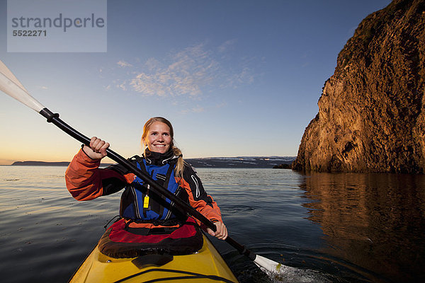 Frau beim Kajakfahren im stillen See