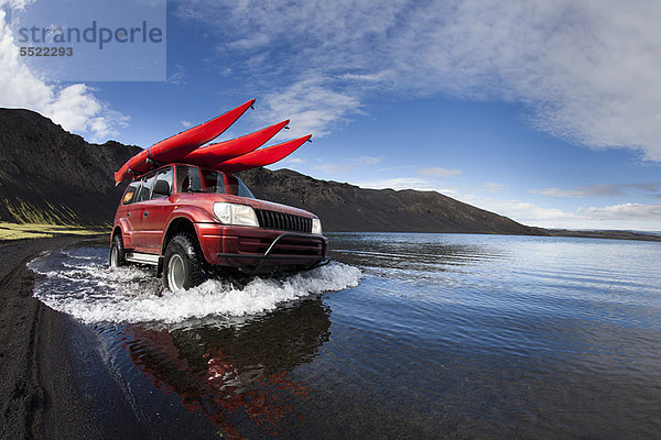 Jeepfahren im flachen See