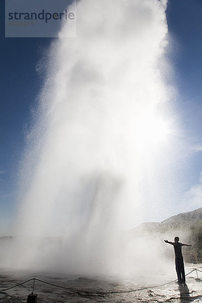 Jugendlicher  sehen  Geysir  Wasserdampf