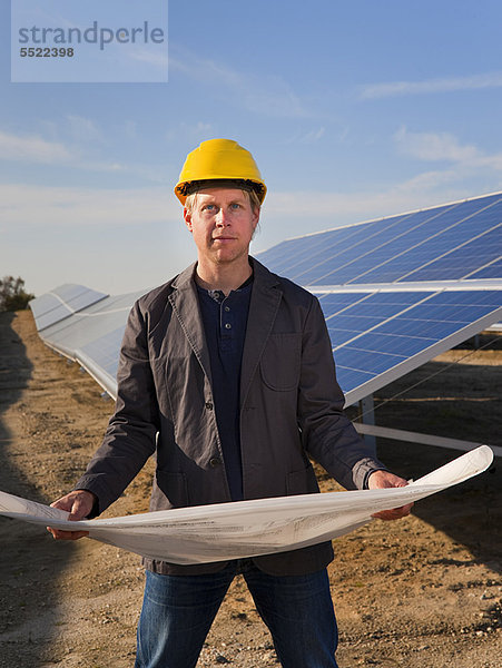 Architekt mit Solarmodulen Blaupausen