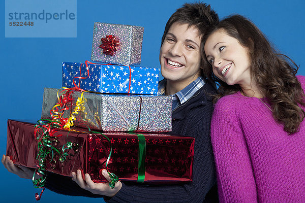 Geschenk  tragen  lächeln  Verpackung  umwickelt