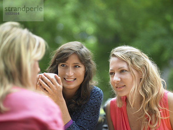 Frauen beim Kaffeetrinken im Straßencafé