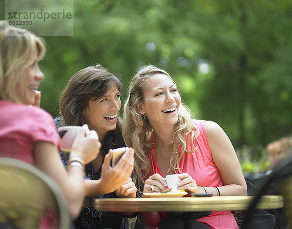 Frauen beim Kaffeetrinken im Straßencafé