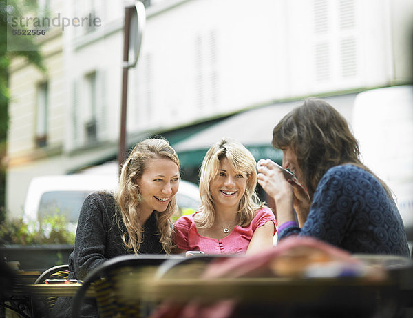 Frauen beim Kaffeetrinken im Straßencafé