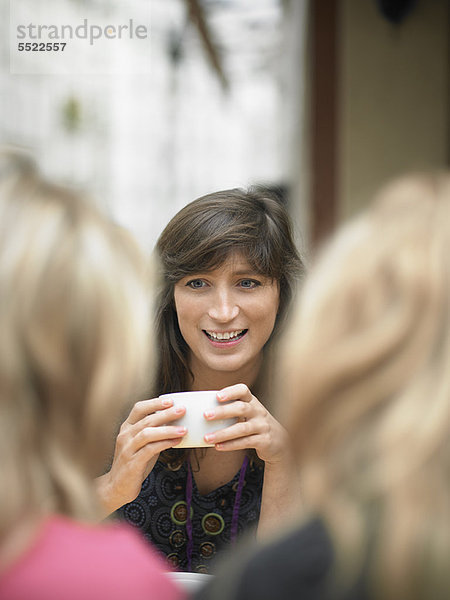 Frauen beim Kaffeetrinken im Straßencafé