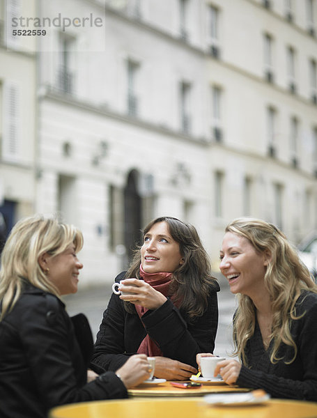 Frauen beim Kaffeetrinken im Straßencafé