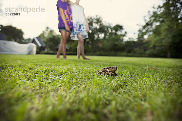 hocken - Mensch  Garten  Frosch  Gras  Hinterhof