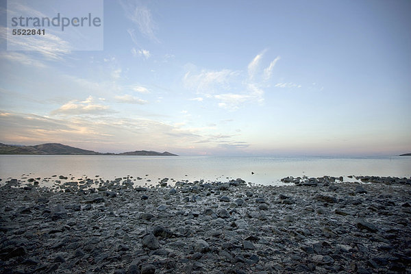 Stilles Wasser am felsigen Strand