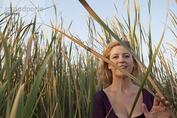stehend  Frau  lächeln  Feld  Weizen