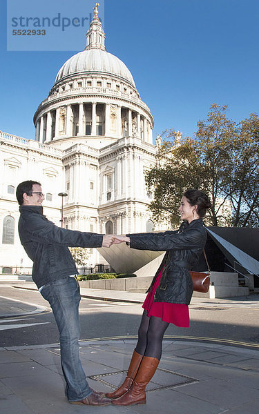 Paar vor der St. Paul's Cathedral