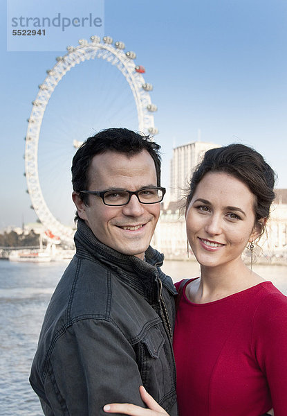 Paar außerhalb von London Eye Riesenrad