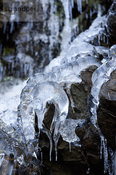 Eiszapfen tropfen über Felsen